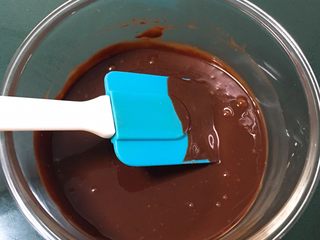 2、双色戚风蛋糕,巧克力隔水温度70度左右，用刮刀来回翻拌融化。