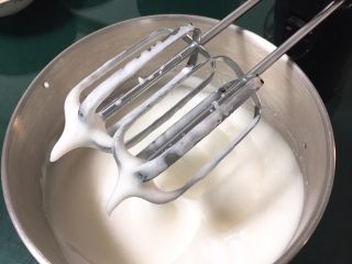 4、双色戚风蛋糕,用打蛋器高速搅打50圈，蛋白出现下垂的弯钩，再加入15克细砂糖。