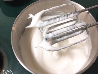 5、双色戚风蛋糕,继续搅打50圈，蛋白变得光滑细腻，再加入最后的15克细砂糖。