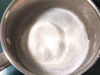 8、双色戚风蛋糕,过筛低筋粉。