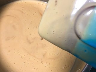 11、双色戚风蛋糕,再用刮刀拌匀。