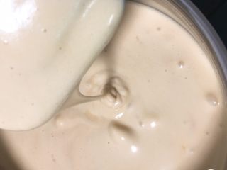 13、双色戚风蛋糕,用翻拌的手法拌匀蛋糕糊。