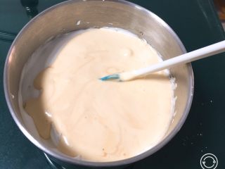 14、双色戚风蛋糕,翻拌均匀的蛋糕糊倒回蛋白中。