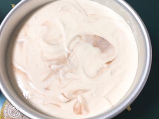 17、双色戚风蛋糕,将原味的蛋糕糊倒入模具。