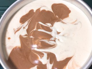 18、双色戚风蛋糕,再倒入巧克力糊，用竹签无规则划几下，再震几下消泡。
