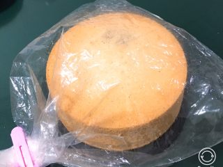 23、双色戚风蛋糕,晚上做的蛋糕冷却后装入保鲜袋封闭保存。