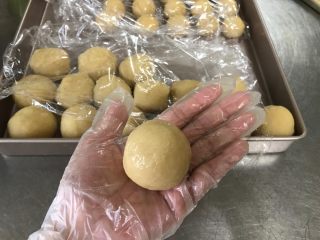 9、广式莲蓉月饼(自制内馅),收口捏紧后,揉圆