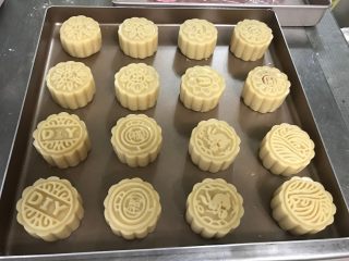 11、广式莲蓉月饼(自制内馅),月饼全部塑形完毕,用喷壶喷少量的水