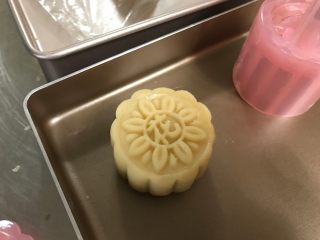 10、广式莲蓉月饼(自制内馅),直接扣压在烤盘中