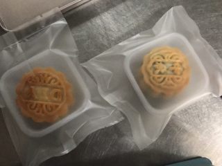 12、广式莲蓉月饼(自制内馅),出炉后不要脱模,就放在烤盘中等凉透后放入密封盒子中室温保存3天后就可以吃了