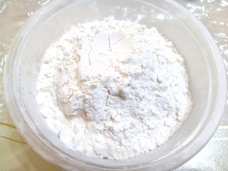 1、汉堡胚,备好高筋面粉