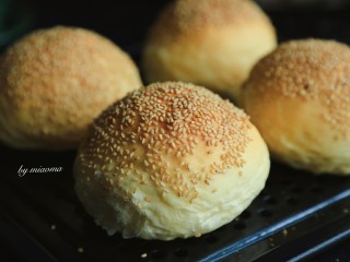 11、汉堡包,烤箱180度提前预热十分钟，然后把发酵好的汉堡胚入烤箱烤18分钟即可。