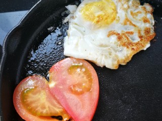 12、汉堡包,准备做四个汉堡，蔬菜鸡蛋西红柿放在锅里煎一下