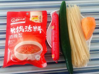 1、凉拌米粉,准备原材料米粉、黄瓜、香肠、胡萝卜、火锅调料备用