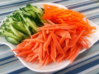 2、凉拌米粉,黄瓜、胡萝卜、香肠切成小细条状