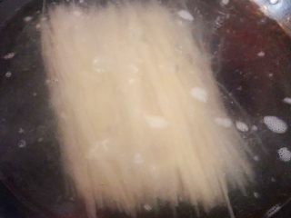 3、凉拌米粉,锅中烧开水放入米粉大火煮起来