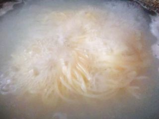 4、凉拌米粉,米粉在煮的过程中要经常搅拌防止粘锅煮至米粉熟透而不软烂还劲道即可