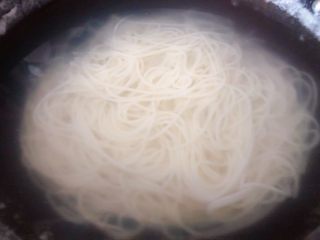 5、凉拌米粉,煮好的米粉立即放入凉开水中过凉