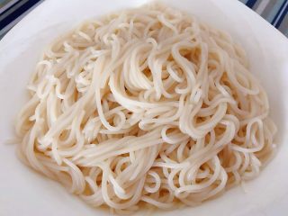 6、凉拌米粉,米粉过凉开水没有粘性后沥干水份备用