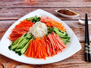 7、凉拌米粉,米粉摆在盘中黄瓜、胡萝卜、香肠依次摆在外侧再搭配火锅调料就大功告成啦