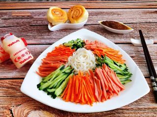 9、凉拌米粉,来两个小火勺和小甜品好开心