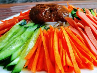 11、凉拌米粉,好吃到爆的火锅调料放在米粉上面