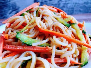 12、凉拌米粉,放入陈醋、糖、辣椒油和火锅调料一起拌匀入味