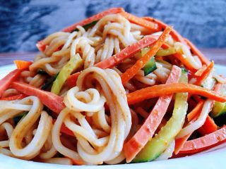 14、凉拌米粉,米粉入口顺滑搭配着时蔬和香肠的美味让人回味无穷