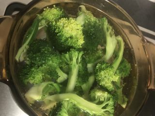 6、黑椒牛柳炒意大利面,另起一锅煮开水，放入西兰花焯烫一下