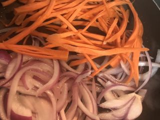 9、黑椒牛柳炒意大利面,依次加入胡萝卜丝