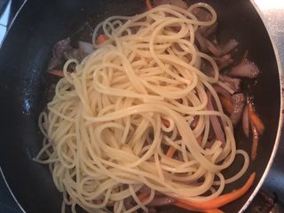 13、黑椒牛柳炒意大利面,倒入意大利面