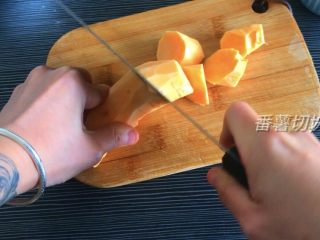 2、红豆发糕,把番薯洗净削皮切块，备用