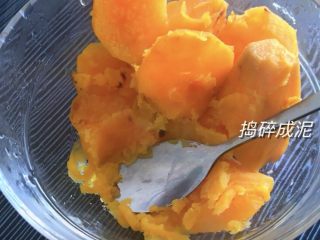 4、红豆发糕,捣碎成泥，备用