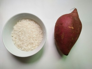 1、红薯丝粥,材料准备好：红薯，大米