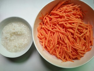 2、红薯丝粥,红薯去皮搓成丝