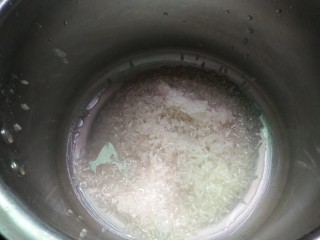 3、红薯丝粥,淘洗好的大米倒入压力锅中