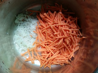 4、红薯丝粥,红薯丝也倒入