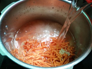 5、红薯丝粥,加入适量的清水