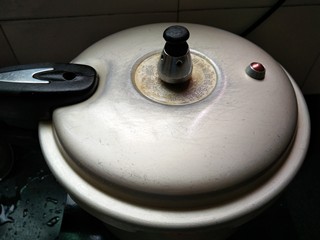 6、红薯丝粥,盖上盖子大火烧开