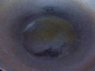 10、酸辣凉豇豆,锅里倒入香菜油烧熟备用。