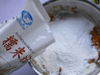 5、椰香南瓜糯米糍,分多次加入糯米粉。