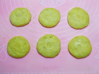 8、椰香南瓜糯米糍,压扁。