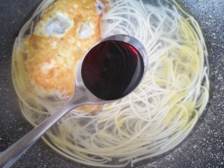 4、煎蛋早餐面,加入味极鲜酱油。 