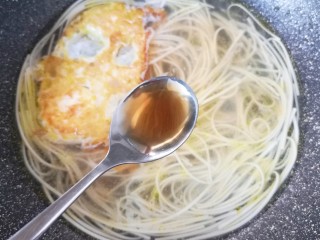 5、煎蛋早餐面,加入米醋。 