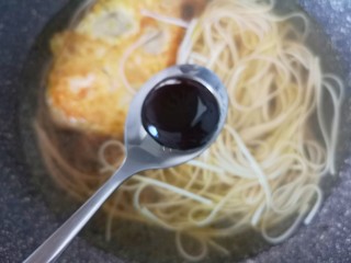 6、煎蛋早餐面,加入蚝油。 