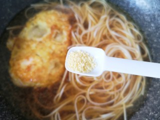 7、煎蛋早餐面,放鸡精搅拌均匀。 