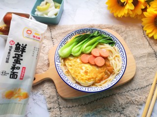 10、煎蛋早餐面,搭配自己腌制的小菜和水果。 