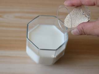 8、蔓越莓米糕,干酵母粉倒进牛奶中搅拌均匀；