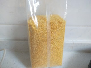 2、鸡肉山药粥,小米准备。