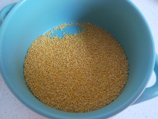 3、鸡肉山药粥,我用一大勺洗干净。